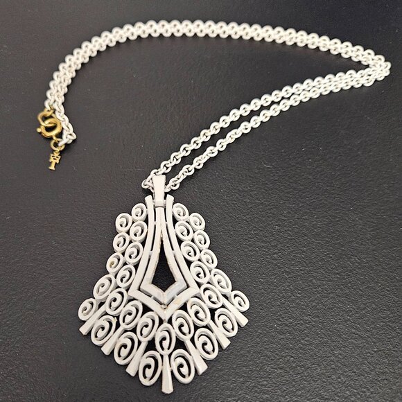 Vintage Trifari White Enamel Chain & Pendant Necklace and Earrings - Picture 3 of 14